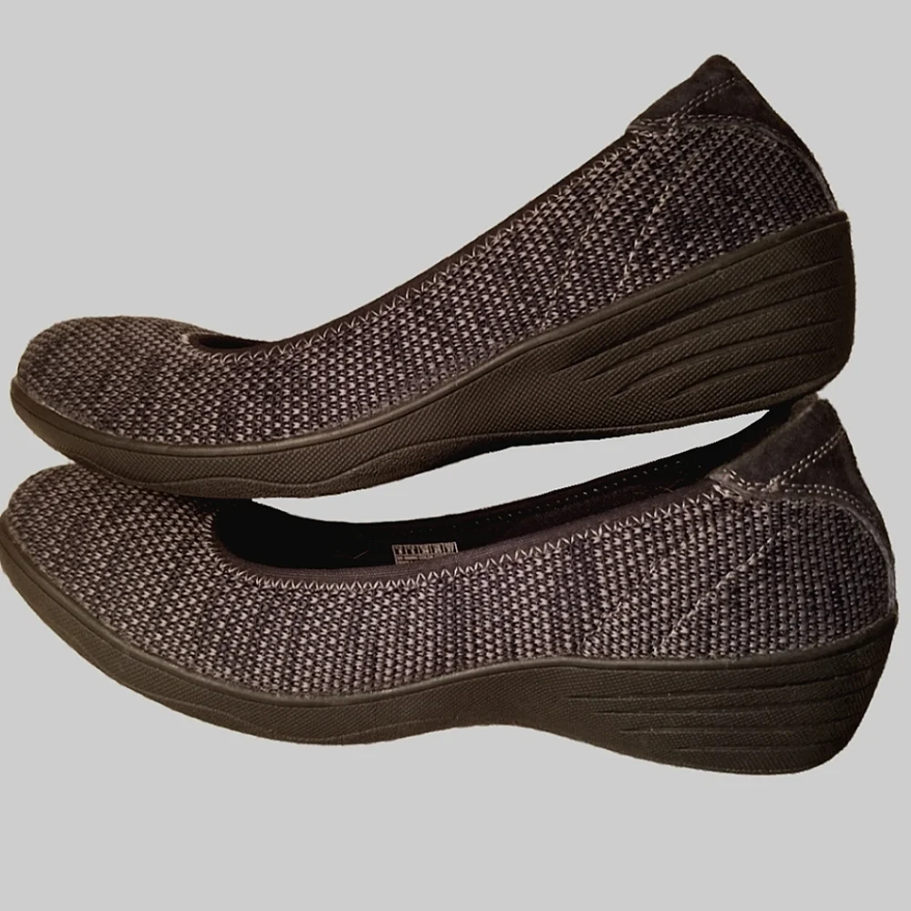 SKECHERS STRETCH FIT slip on round toe gray/black knit perfect for fall …